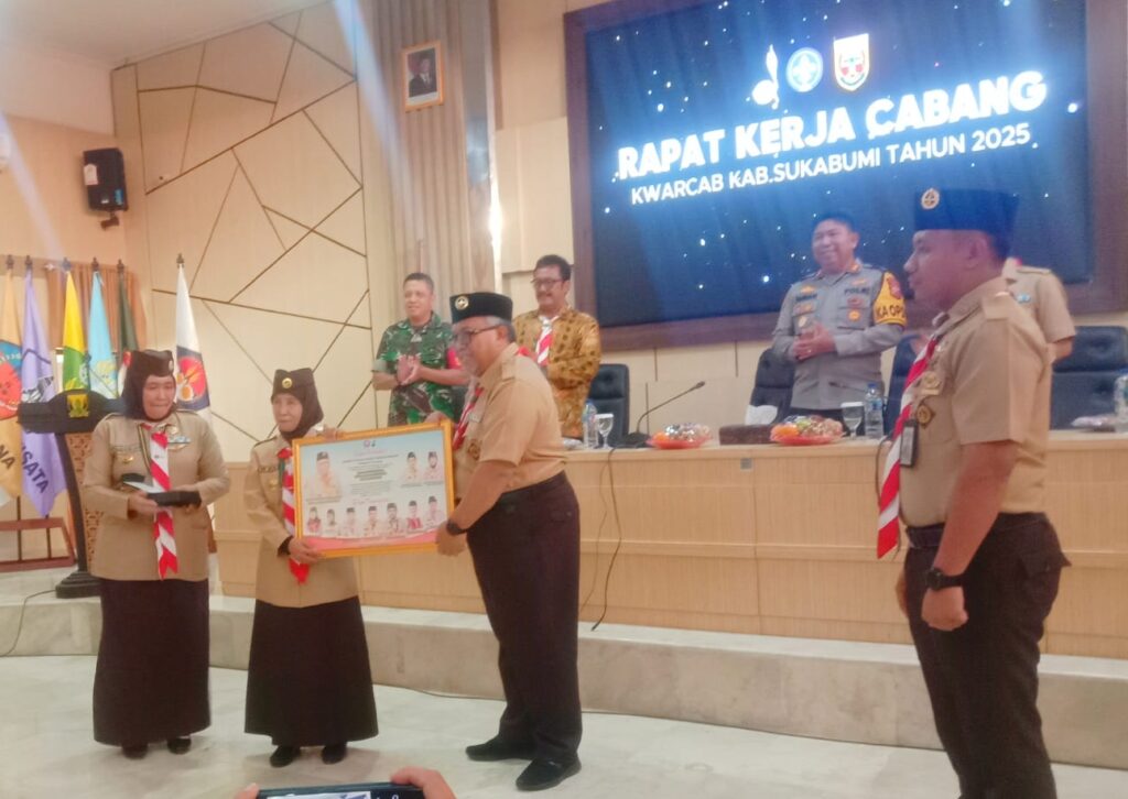 Penyerahan kenang-kenangan dari Pengurus Ranting Gerakan Pramuka kpd Drs. H. Marwan Hamami, M.M selaku Ketua Mabi dan sekaligus Bupati Sukabumi yg sebentar lagi akan mengakhiri masa jabatan.