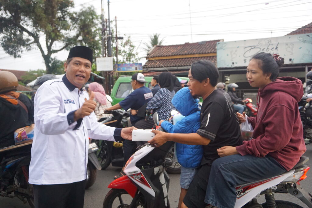 Ketua DPD LDII Kabupaten Sukabumi sedang membagikan takjil